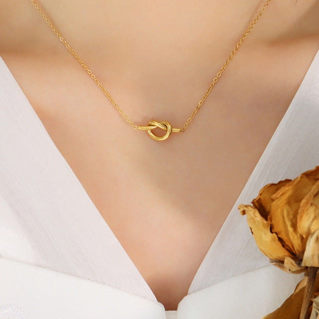 Eclair Golden Knot Necklace